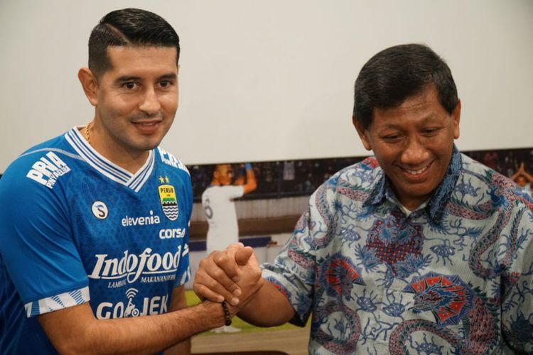 Komisaris PT PBB Kuswara S Taryono bersama Esteban Vizcarra di Graha Persib, Jalan Sulanjana, Jumat (18/1/2019).