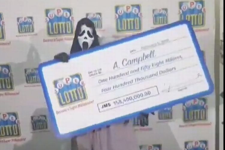 A Campbell, pria Jamaika yang memenangkan lotere Rp 16 miliar mengambil hadiahnya sambil mengenakan topeng Scream.