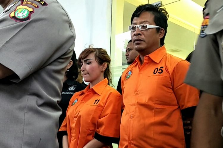 Roro Fitria saat mengenakan baju tahanan di Mapolda Metro Jaya, Kamis (15/2018).
