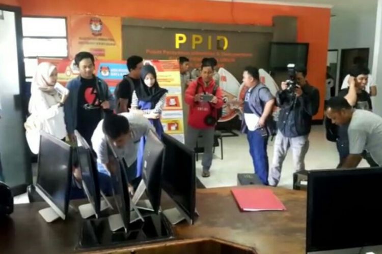 PT Airmas Pantero Teknologi menyita puluhan perangkat komputer di kantor KPU Makassar Jl Perumnas Antang,  Kecamatan Manggala,  Kota Makassar,  Selasa (18/12/2018).