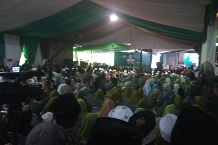 Warga Nahdliyin menghadiri acara pembukaan Munas Alim Ulama dan Mubes NU 