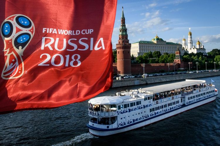 Bendera Piala Dunia 2018 Rusia berkibar di depan Kremlin di Moskwa. Perhelatan sepak bola dunia tersebut akan dimulai pada Kamis (14/6/2018) pekan depan.