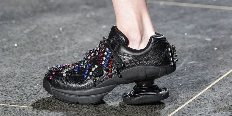 Sepatu orthopedi rancangan Christopher Kane di ajang London Fashion Week.