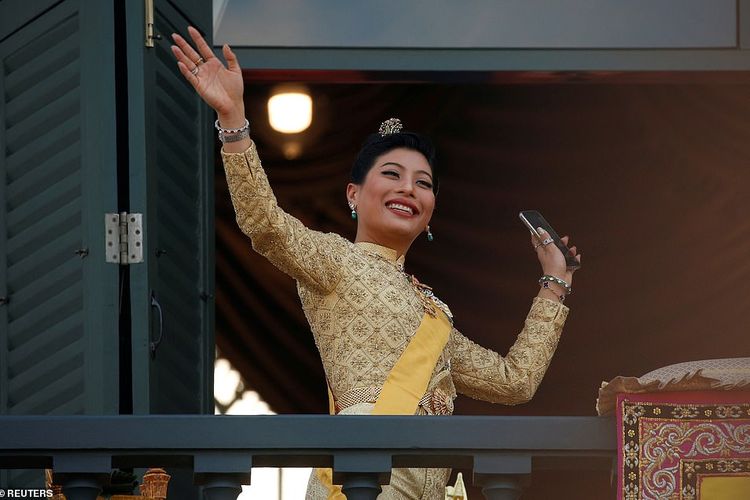 Putri Sirivannari Nariratana, putri Raja Thailand Maha Vajiralongkorn ketika melambai di depan ribuan rakyat pada Senin (6/5/2019).