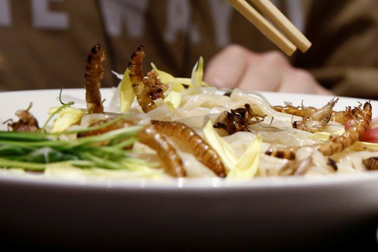 Bakmi ramen insect tsukemen ini ditaburi serangga goreng, yang disajikan di restoran Ramen Nagi, Tokyo, Jepang. Foto diambil pada 9 April 2017. 