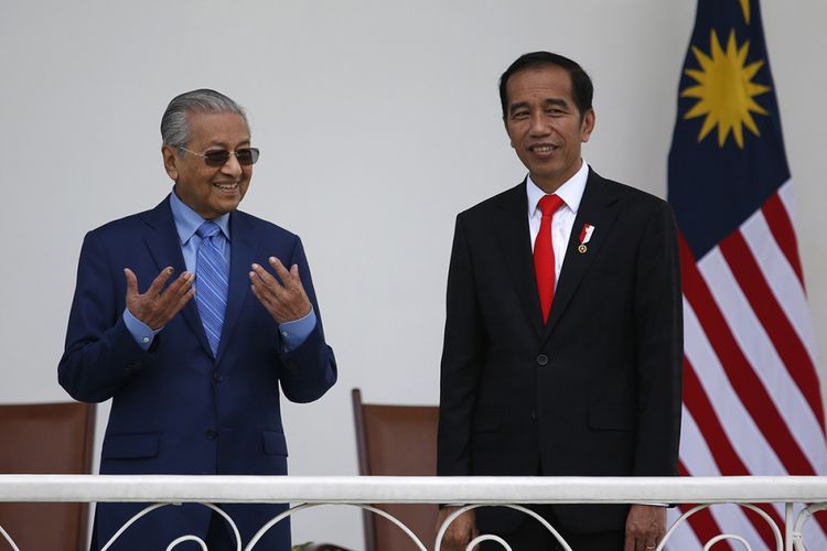 Presiden Joko Widodo (kanan) dan Perdana Menteri Malaysia Mahathir Mohammad berbincang di beranda saat kunjungan kenegaraan di Istana Presiden Bogor, Jumat (29/6/2018). Kunjungan PM Mahathir ke Indonesia yang bertajuk kunjungan perkenalan ini diisi dengan pembahasan mengenai penguatan hubungan kedua negara, baik dari sisi ekonomi, sosial, hingga kebudayaan.