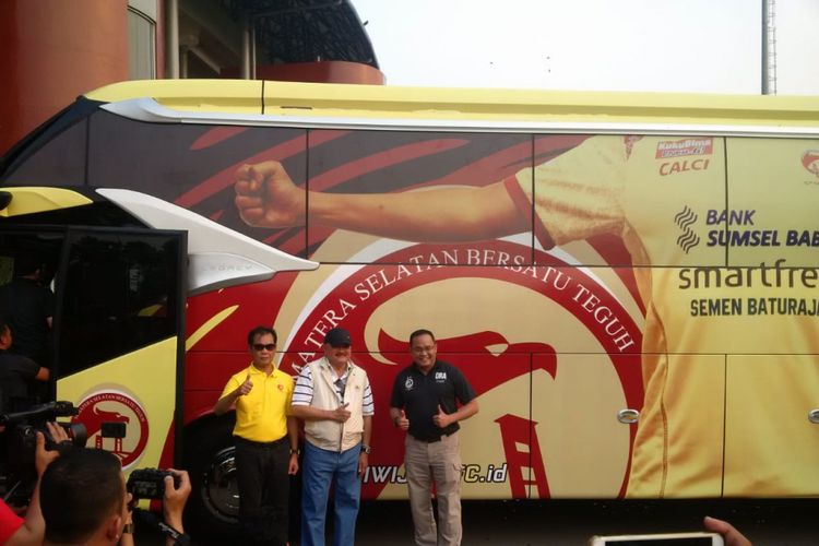 Direktur PT SOM Muddai Madang bersama Gubernur Sumsel Alex Noerdin dan Presiden Sriwijaya FC Dodi Reza meluncurkan bus baru bagi skuad Laskar Wong Kito di stadion Gelora Sriwijaya Jakabaring Palembang, Sabtu (15/9/2018). Peluncuran bus baru khusus para pemain ini, sebagai bentuk untuk penarik minat investor baru di Sriwijaya FC.