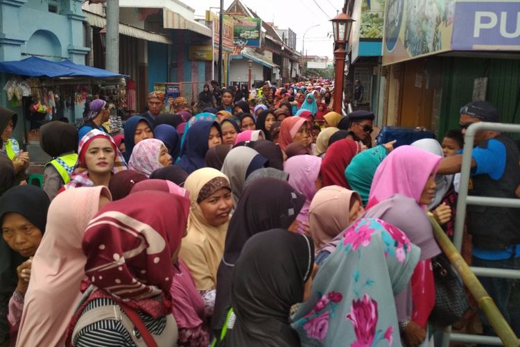 Ribuan warga berebut Nasi Uyah Asem yang disediakan pada tradisi Buka Luwur (Kelambu) Makam Sunan Kudus, di kompleks Masjid Menara Kudus, Jawa Tengah, Kamis (20/9/2018).?? Nasi Uyah Asem sendiri berupa nasi dengan lauk daging yang dimasak bumbu uyah asem dibungkus dengan daun jati.?