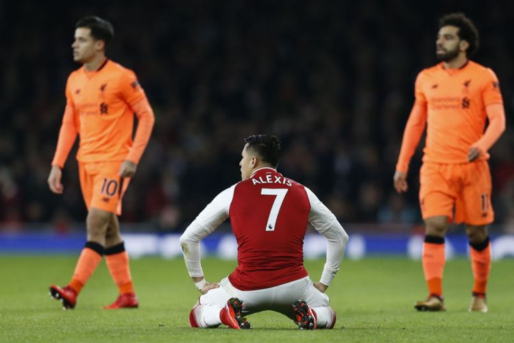 Alexis Sanchez duduk di lapangan seusai dilanggar pemain lawan saat Arsenal menjamu Liverpool pada pertandingan Premier League di Stadion Emirates, Jumat (22/12/2017). 