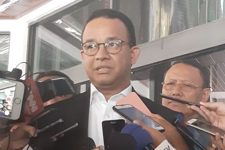 Gubernur DKI Jakarta Anies Baswedan di RSPAD Gatot Soebroto seusai menjenguk Presiden ke-3 Indonesia BJ Habibie, Selasa (10/9/2019)