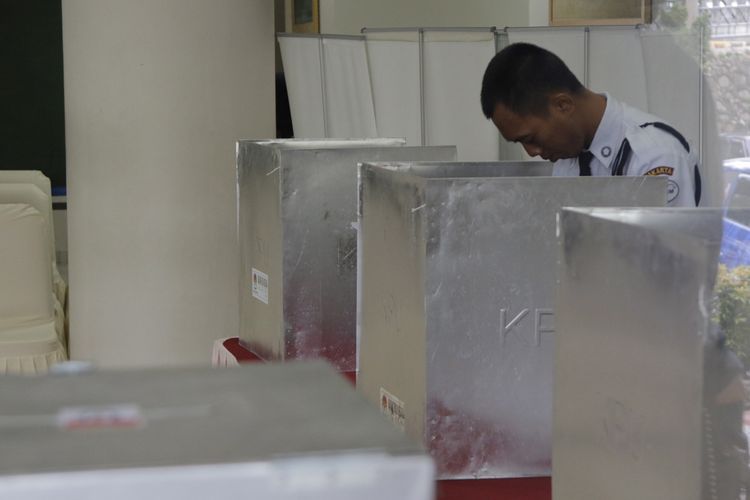 Pemilih memberikan hak suaranya di TPS 15 Rumah Sakit Cipto Mangunkusumo, Jakarta Pusat, Rabu (15/2/2017). Karyawan maupun pasien bisa memberikan hak suara di RSCM dengan menggunakan surat pindah memilih atau formulir A5.