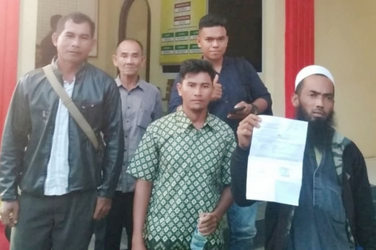 Perwakilan warga Desa Linau melaporkan Direktur Utama PT. SSLP, Bambang Prayitno ke Polres Lingga, Senin (31/12/2018).