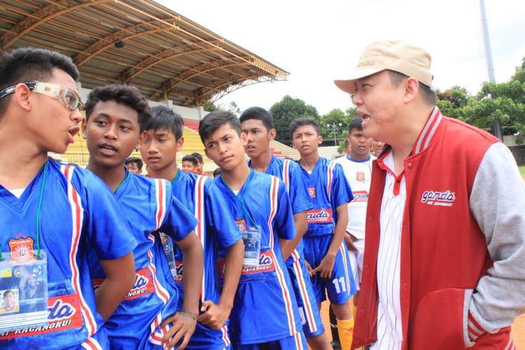 Direktur Marketing PT Garudafood Putra Putri Jaya Tbk Ferry Haryanto berbincang dengan tim Salfas Soccer yang berhasil meraih peringkat ke-2 Liga Kompas Kacang Garuda (LKG) U-14 musim 2018?2019 di GOR Ciracas, Jakarta (24/3/2019).