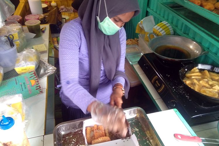 Pekerja menyiapkan pisang goreng krispi di Jalan Merdeka Utama, Kota Lhokseumawe, Aceh, Rabu (8/5/2019).