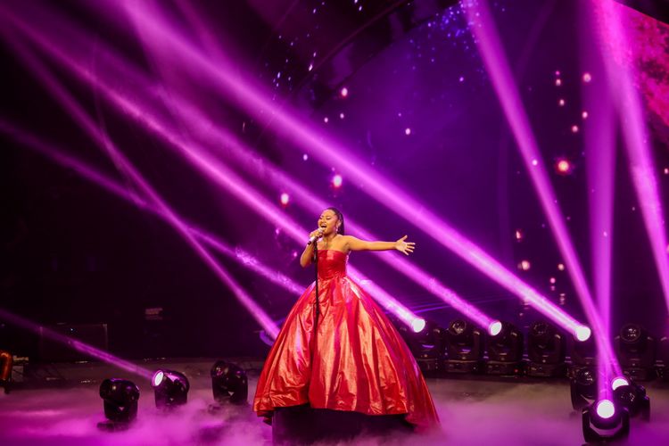 Maria Simorangkir menyanyikan My Heart Will Go On, yang dipopulerkan oleh Celine Dion, pada babak Grand Final Indonesian Idol 2018, di Ecovention, Taman Impian Jaya Ancol, Jakarta Utara, Senin (16/4/2018). Maria dan Abdul berhasil mencapai babak grand final.