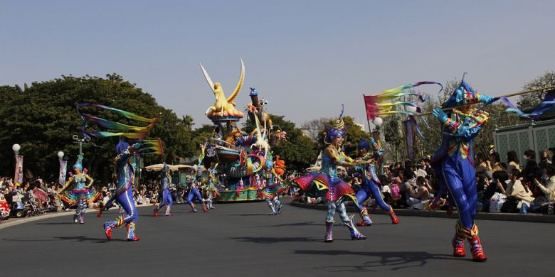 Para penari berjalan mengawali parade berbagai tokoh Disney di Tokyo Disneyland, Jumat (13/4/2018). Parade ini digelar dalam rangka ulang tahun ke-35 Tokyo Disneyland.