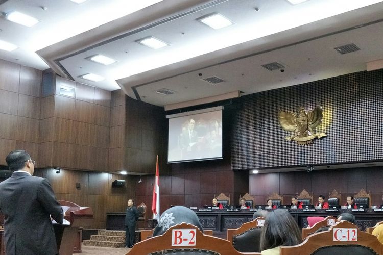 Anggota Komisi III Arteria Dahlan saat membacakan keterangan DPR di sidang lanjutan gugutan UU Ormas di ruang sidang MK, Jakarta, Selasa (6/3/2018)
