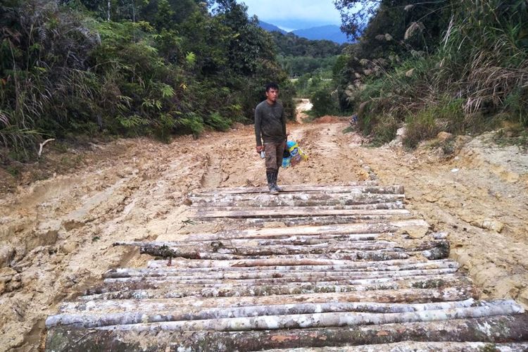 Jalan di Kecamatan Krayan Tengah yang diberi kayu agar tidak licin saat dilewati. Hujan deras yang mengguyur 3 minggu terakhir membuat 3 jembatan dan jalan terputus di Kecamatan Krayan Tengah. Akibatnya, puluhan desa di wilayah itu terisolasi dan tidak mendapat pasokan bahan makanan serta BBM.