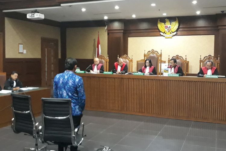 Panitera Pengadilan Negeri Jakarta Selatan Tarmizi divonis 4 tahun penjara oleh majelis hakim pada Pengadilan Tindak Pidana Korupsi Jakarta, Senin (12/3/2018). Tarmizi juga diwajibkan membayar denda Rp200 juta subsider 1 bulan kurungan.