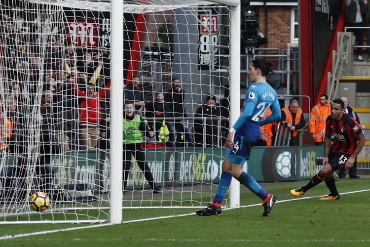Bek Arsenal, Hector Bellerin, tak kuasa menahan laju bola tembakan striker Bournemouth, Callum Wilson, pada pertandingan Premier League di Stadion Vitality, Minggu (14/1/2018).
