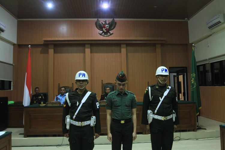 Prada DP terdakwa kasus pembunuhan serta mutilasi terhadap pacarnya sendiri Fera Oktaria (21) ketika menjalani persidangan di Pengadilan Militer I-04 Palembang, Kamis (1/8/2019).