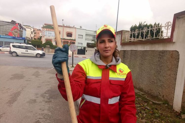 Sanaa Maatat (25), perempuan cantik yang bekerja sebagai petugas kebersihan kota di Maroko.