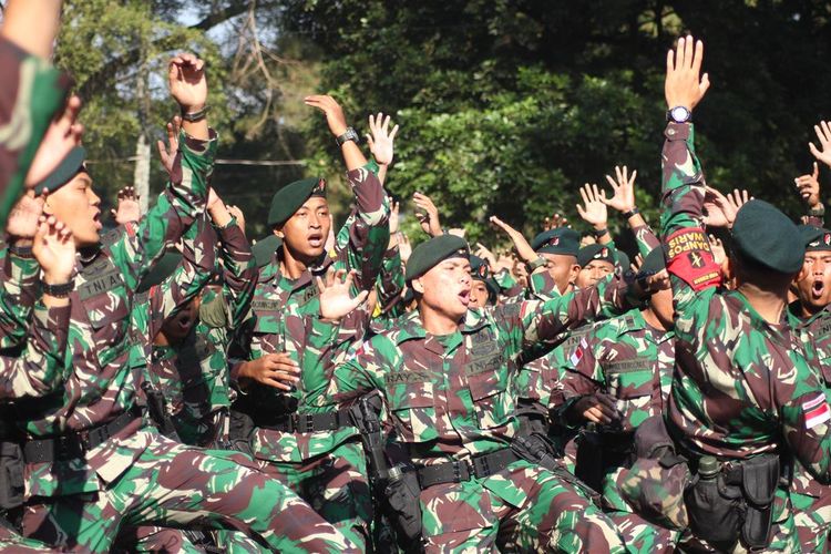 Prajurit Raider 300 Brajawijaya Cianjur, Jawa Barat melakukan yel-yel penyemangat sebelum diberangkatkan ke wilayah Papua untuk melakukan Pamtas RI-Papua Nugini