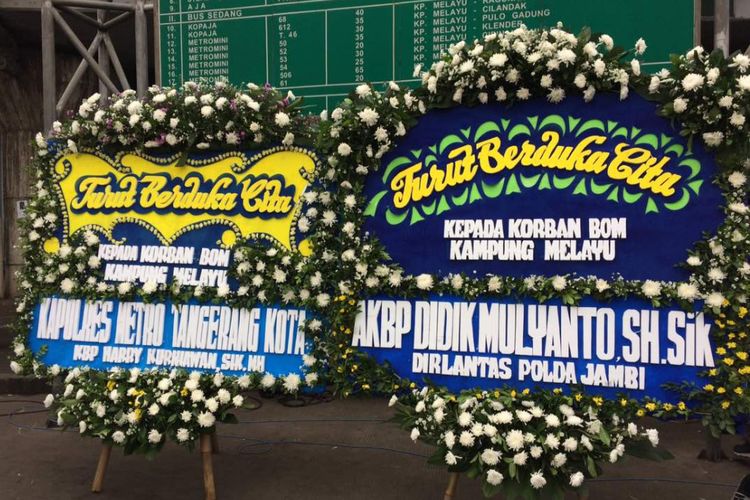 Dua karangan bunga nampak terpasang di lokasi bom, Terminal Kampung Melayu, Jakarta Timur, Kamis (25/5/2017) siang. Karangan bunga sebagai tanda duka cita pihak kepolisian terhadap tiga anggota polisi yang gugur.