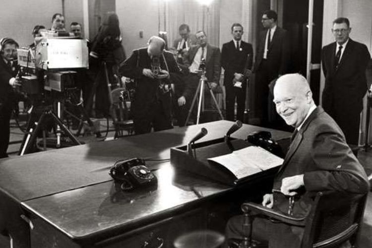 Dwight David Eisenhower sebelum meninggalkan kursi kepresidenan pada 1961. (The Granger Collection, New York)
