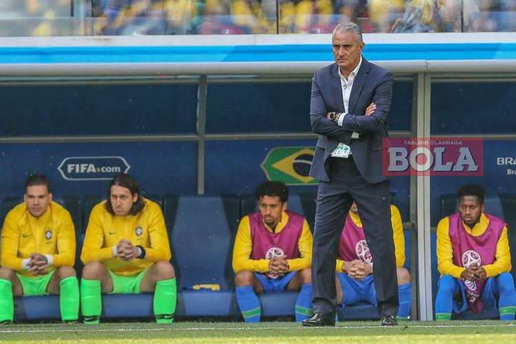 Pelatih timnas Brasil, Tite, menyaksikan anak buahnya beraksi kontra Kosta Rika pada laga fase grup Piala Dunia 2018 di Stadion Krestovsky, Saint Petersburg, pada 22 Juni 2018.