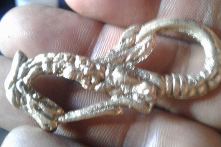 Emas berbentuk naga yang ditemukan warga di Desa Sukarame, Kecamatan Lintang, Kabupaten Empat Lawang, Sumatera Selatan.