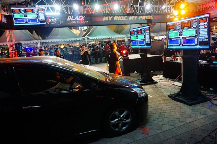 Suasana pertarungan modifikator audio dalam BlackAuto Battle Surabaya