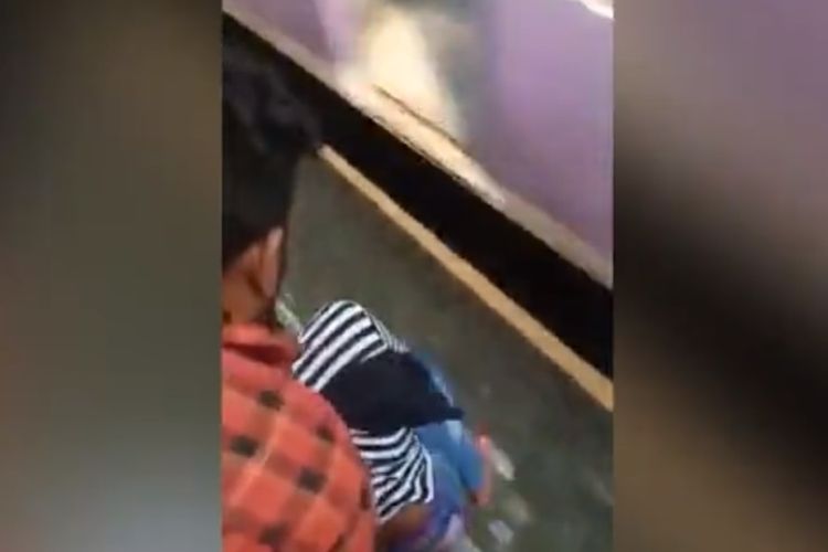 Rekaman saat seorang gadis di India nyaris terjatuh dari kereta api yang melaju namun selamat berkat bantuan penumpang kereta lain yang menangkap tubuhnya.