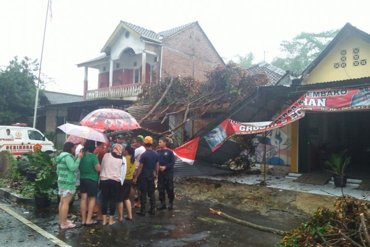 Pohon tumbang menimpa rumah warga di kawasan Blondo, Kecamatan Mungkid, Kabupaten Magelang, setelah hujan es dan angin kencang melanda, Rabu (24/1/2018).