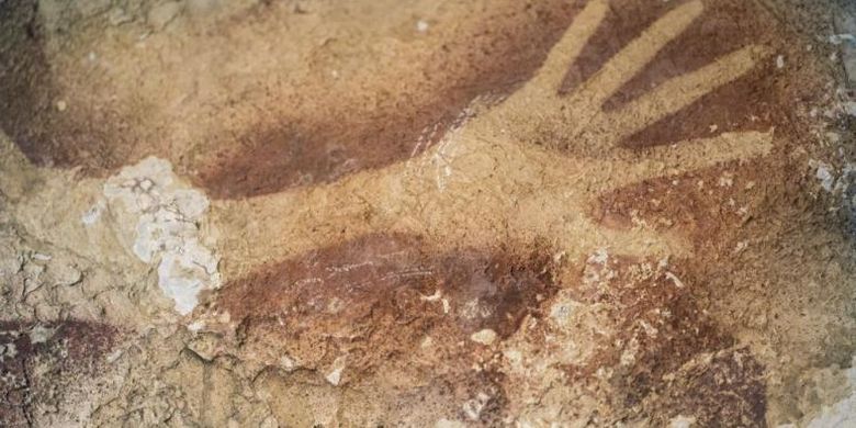 Foto yang dirilis jurnal Nature, 8 Oktober 2014, menunjukkan gambar tangan ditemukan di dinding gua di Karst Maros karst, Sulawesi Selatan. Lukisan berusia 35.000 tahun, menunjukkan bahwa Eropa tidak lagi dinobatkan sebagai tempat kelahiran seni lama ini.