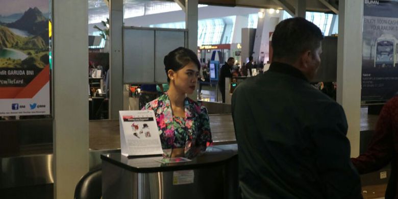 Para staf perempuan Garuda Indonesia di Terminal 3 Bandara Soekarno Hatta, Sabtu (21/4/2018), mengenakan kebaya bebas dalam rangka Kartini Flight GA204 dari Jakarta ke Yogyakarta.
