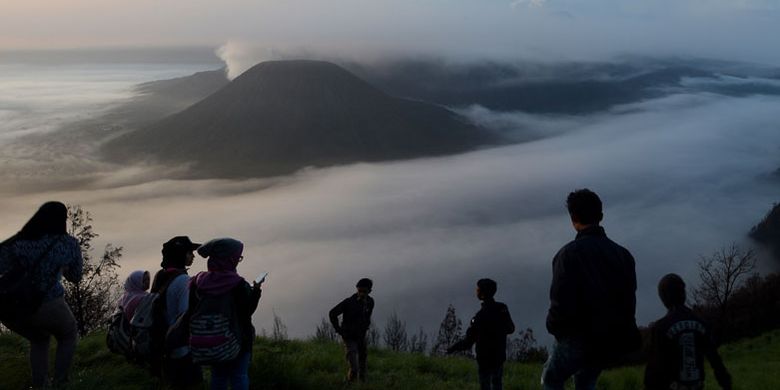 Wisatawan menikmati terbitnya matahari di Kawasan Obyek Wisata Gunung Bromo, Probolinggo, Jawa Timur, Senin (27/11/2017). Pengelola Balai Besar Taman Nasional Bromo Tengger Semeru (TNBTS) optimistis mampu menyumbang pendapatan negara dari sektor pariwisata sebesar Rp 20 miliar pada 2017, dari total penerimaan yang telah mencapai kisaran Rp 19 miliar.