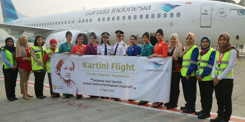 Para staf perempuan Garuda Indonesia di Terminal 3 Bandara Soekarno Hatta, Sabtu (21/4/2018), mengenakan kebaya bebas dalam rangka Kartini Flight GA204 dari Jakarta ke Yogyakarta.

