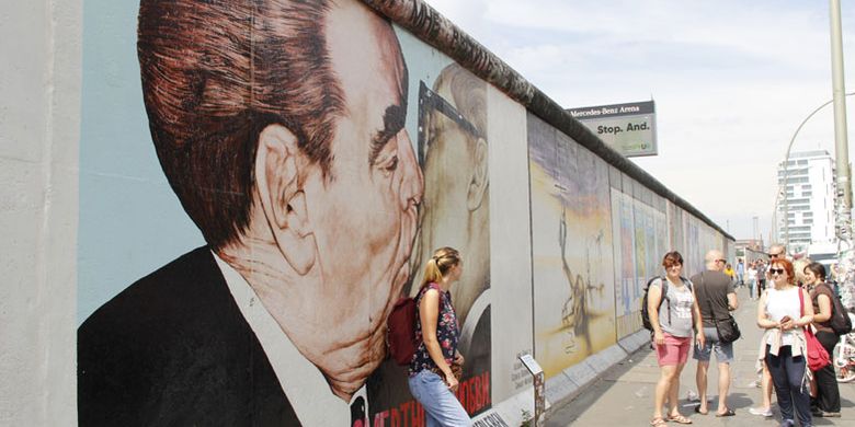 Tembok Berlin di Jerman, Kamis (21/6/2018), memiliki daya tarik menyedot wisatawan, terutama dari sisi sejarah maupun keberadaan mural Brezhnev-Honecker ini. 