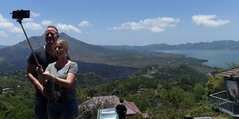 Wisatawan menikmati keindahan kawasan wisata Geopark Gunung Batur di Kecamatan Kintamani, Kabupaten Bangli, Bali, Rabu (4/10/2017). Banyak wisatawan yang berkunjung ke kawasan tersebut merupakan wisatawan yang mengurungkan niatnya ke Gunung Agung di Karangasem.