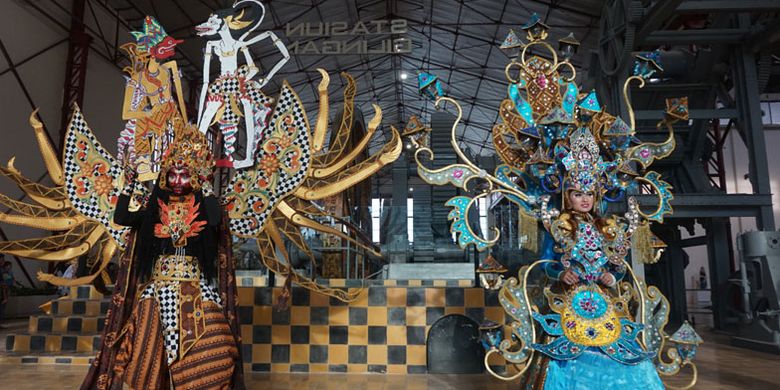 Penampilan Solo Batik Carnival di Pabrik Gula Colomadu, Karanganyar, Jawa Tengah, Kamis (22/3/2018). Pabrik gula ini direvitalisasi menjadi tempat wisata dan kawasan komersial. Kini namanya berubah menjadi De Tjolomadoe.
