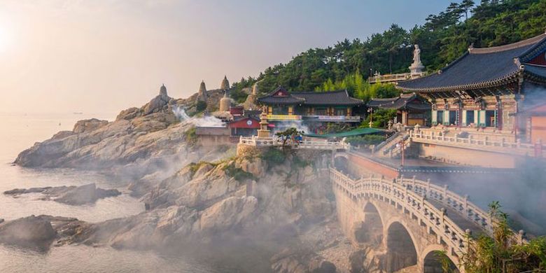 Haedong Yonggusa di Busan, Korea Selatan.