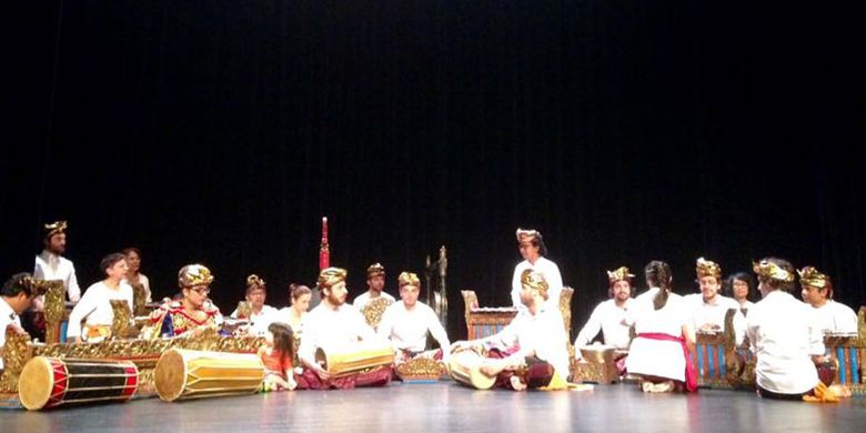 Dewa Rai (kanan), Direktur Garuda Indonesia Holiday France bermain gamelan di Museum Guimet, Paris, Perancis, Sabtu (15/4/2018).