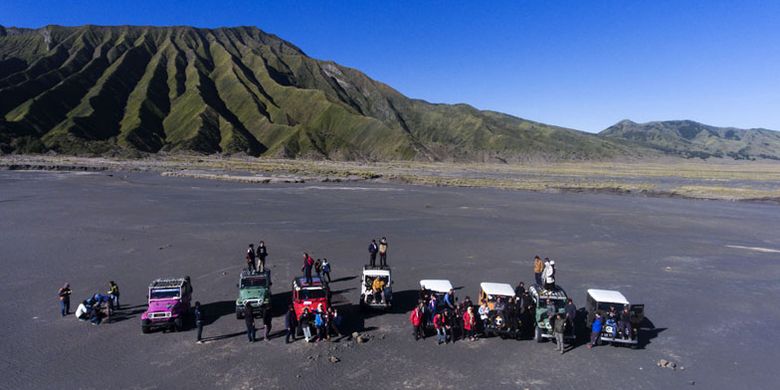 Wisatawan menikmati suasana Taman Nasional Bromo Tengger Semeru di Pasuruan, Jawa Timur, Sabtu (5/5/2018). Taman nasional yang secara administratif meliputi Kabupaten Pasuruan, Kabupaten Malang, Kabupaten Probolinggo, dan Kabupaten Lumajang yang ditetapkan sejak 1982 dengan luas wilayah mencapai 50.276,3 hektare itu menjadi salah satu tujuan wisata andalan Indonesia yang dikunjungi wisawatan domestik dan mancanegara. 