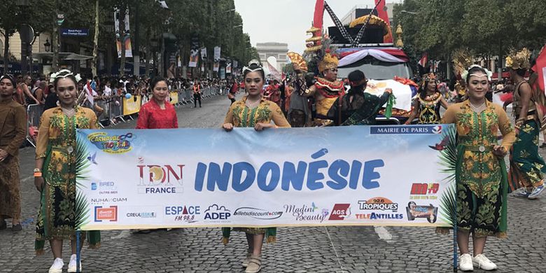 Indonesian Diaspora Network France tampil di Champs Elysées, Paris, pada acara Carnaval Tropical Paris 2018, Minggu (1/7/2018). Indonesia menjadi satu-satunya negara Asia yang ikut dalam karnaval tersebut.