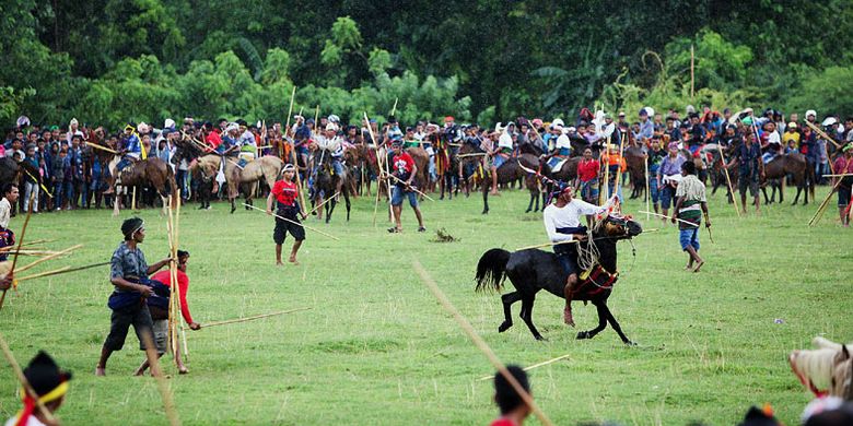 Pasola di Sumba Barat Daya, Nusa Tenggara Timur.
