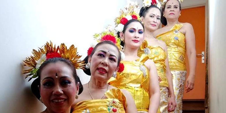 Sekar Jagat Indonesia (SJI Paris) dan Grup Gamelan Puspa Warna menampilkan seni tari dan Gamelan Bali yang bertajuk Spectacle exceptional avec de danseuse et musicians des association SJI et Puspa Warna, Minggu (25/3/2018) pukul 15.00 di Ferme Du Mousseau, Elancourte, Perancis. Ini adalah para penari Rejang Dewa.