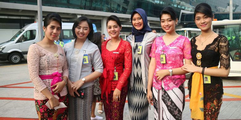 Para staf perempuan Garuda Indonesia di Terminal 3 Bandara Soekarno Hatta, Sabtu (21/4/2018), mengenakan kebaya bebas dalam rangka Kartini Flight GA204 dari Jakarta ke Yogyakarta.