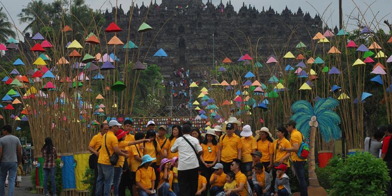 Sejumlah wisatawan berofoto di area seni instalasi bambu di jalan masuk komplek Taman Wisata Candi (TWC) Borobudur, Magelang, Jawa Tengah, Selasa (12/6/2018). Pihak TWC Borobudur menargetkan 356.747 wisatawan selama 12 hari libur Idulfitri 2018 atau naik 7,5 persen naik dari target tahun 2017.  