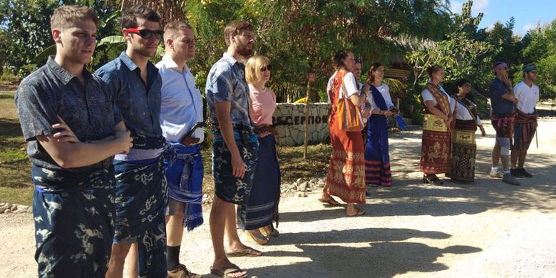 Para pengajar sekolah internasional perhotelan Sumba Hospitality Foundation di Jalan Mananga Aba, Desa Karuni, Kecamatan Loura, Kabupaten Sumba Barat Daya, Nusa Tenggara Timur (NTT), Sabtu (26/5/2018).